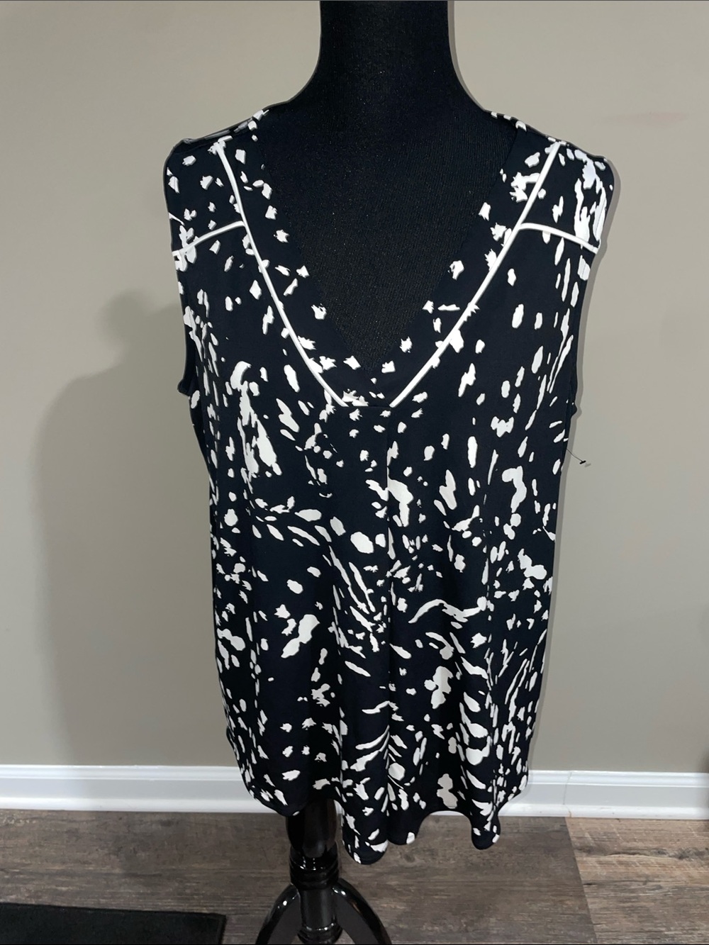 Alfani Women's Black & White Sleeveless V-Neck Top